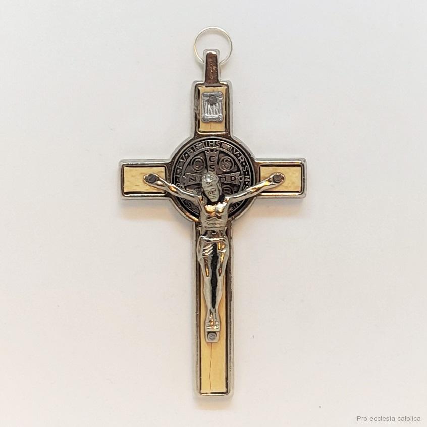 Benediktinský křížek (8 cm) kov vykládaný dřevem (přírodní)
