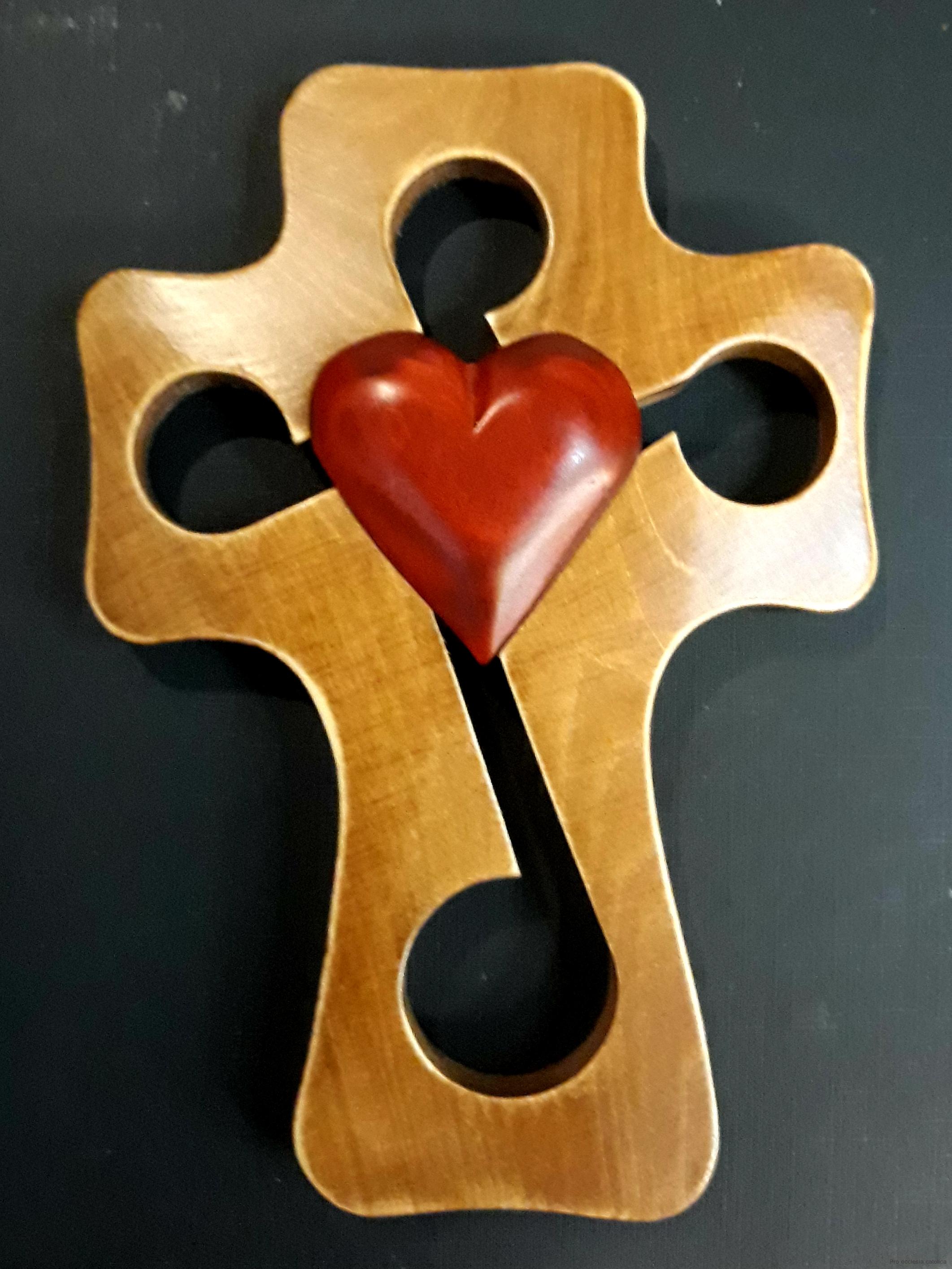 Dřevěný kříž srdce