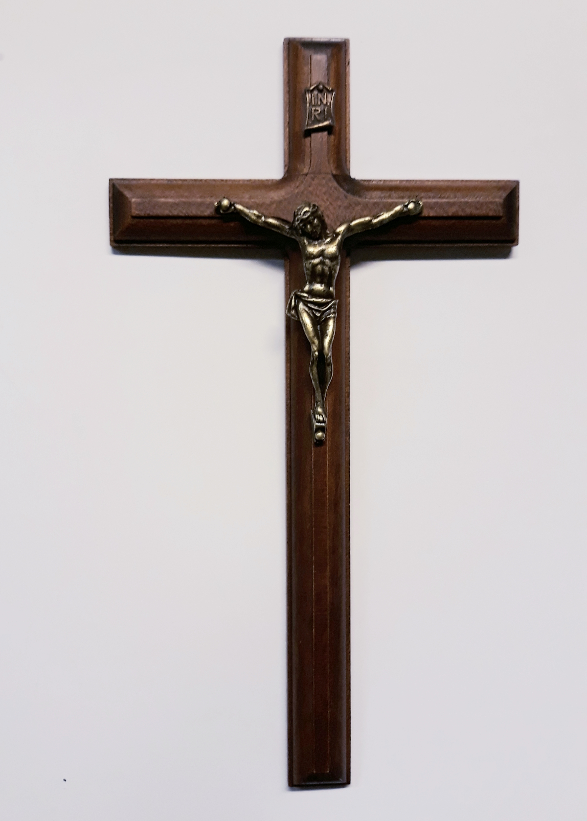 Kříž s Kristem - tmavé / světlé dřevo (23 cm)