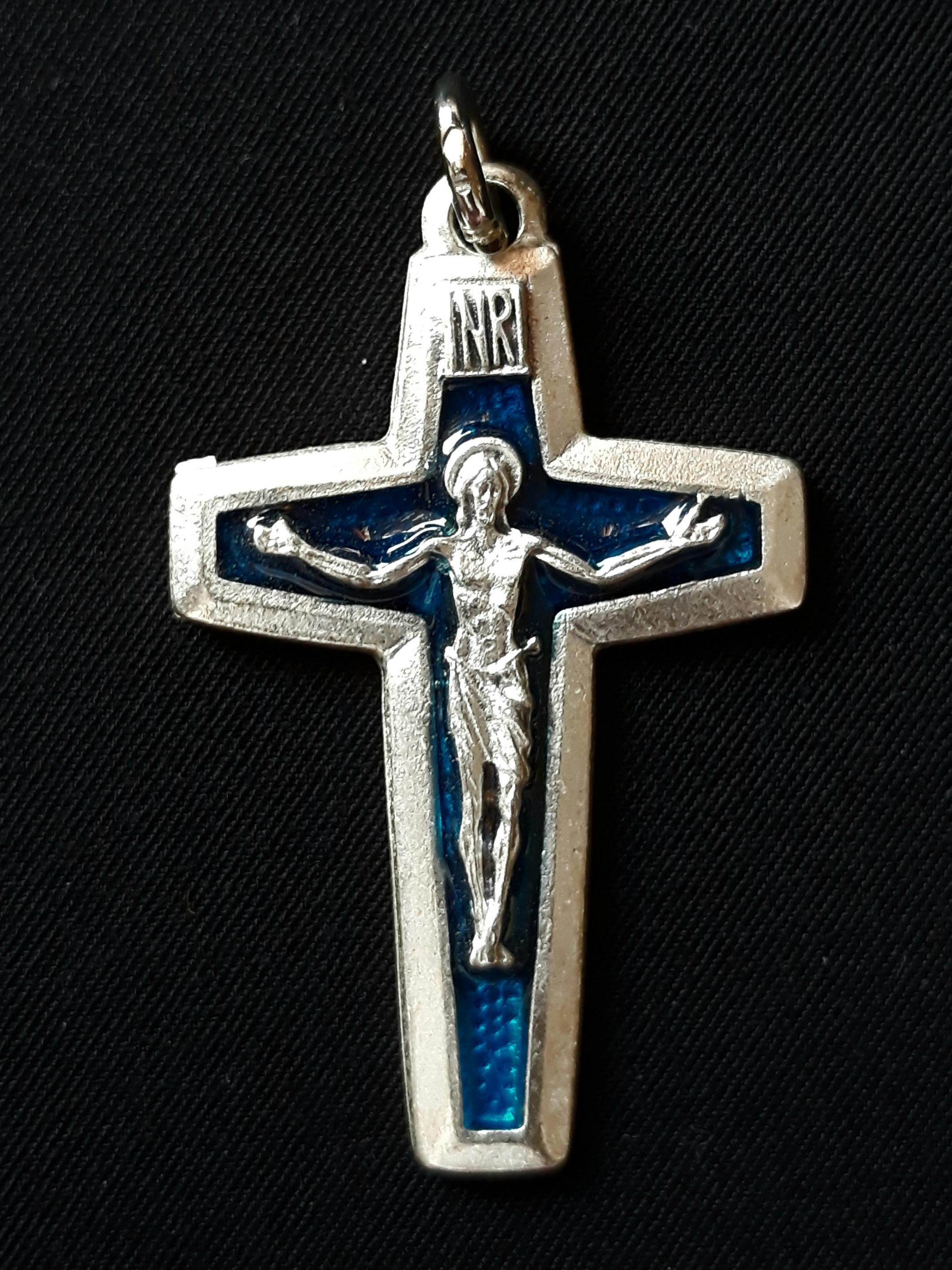 Křížek s modrým zdobením (bižuterie)