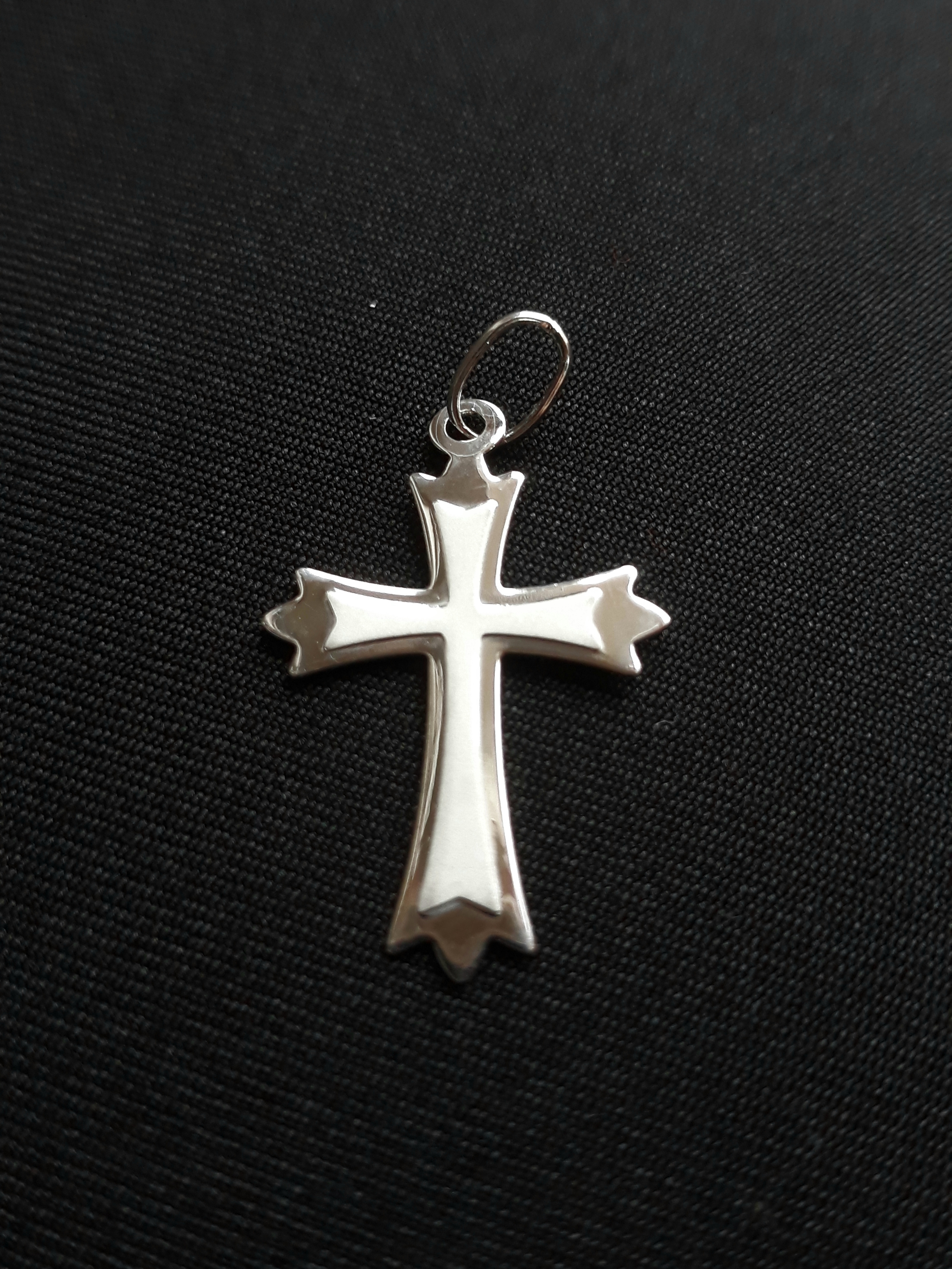 Křížek (stříbro) 3,2 cm matný střed