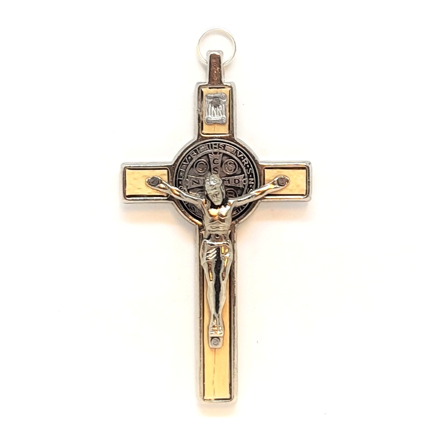Křížek benediktinský - kov vykládaný dřevem (přírodní)