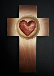 Vyřezávaný kříž, červené srdce