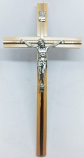 Kříž s Kristem - světlé dřevo, kovový proužek (27 cm)