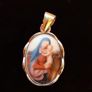 Barevná stříbrná medailka Panny Marie s Ježíškem 