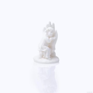 Dítě v Boží ruce - holka - soška 4,5 cm (alabastr)