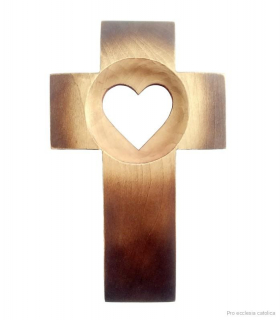 Dřevěný kříž se srdcem