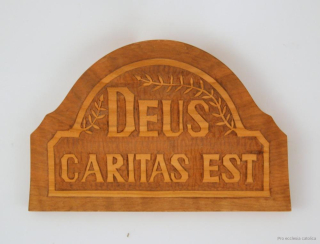 Deus caritas est (Bůh je láska) dřevořezba