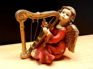 Andělíček červený s harfou