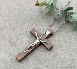 Dřevěný křížek s korpusem