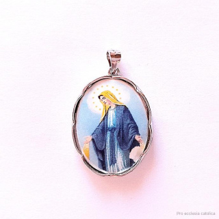 Barevná stříbrná medailka Panny Marie