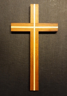 Kříž - dřevěný (světlá intarzie)