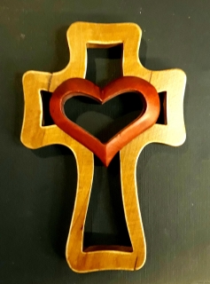 Dřevěný kříž prořízlý, červené srdce