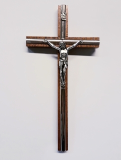 Kříž s Kristem - dřevo, kovový proužek (10 cm)