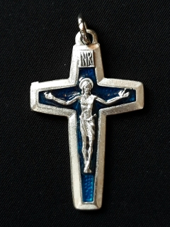 Křížek s modrým zdobením