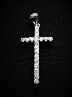 Křížek stříbrný kamínky dlouhý